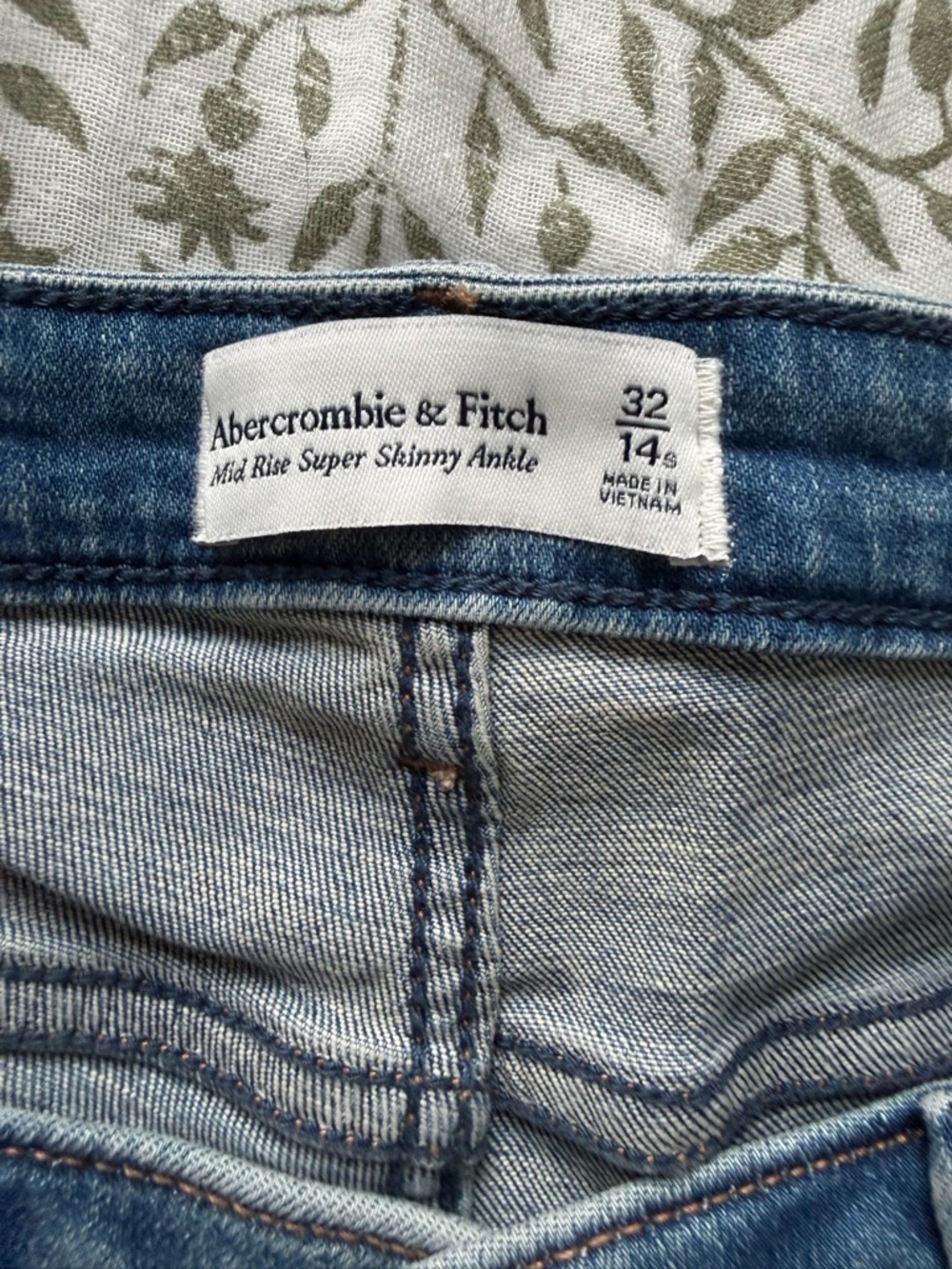 Abercrombie & Fitch Women's Distressed Skinny Jeans in Medium Blue - Picture 2 of 3